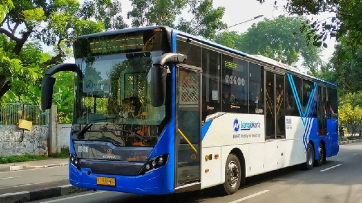 Mesin Turbo Bermasalah, Bus Transjakarta Koridor 2 Mengepulkan Asap Pekat di Senen