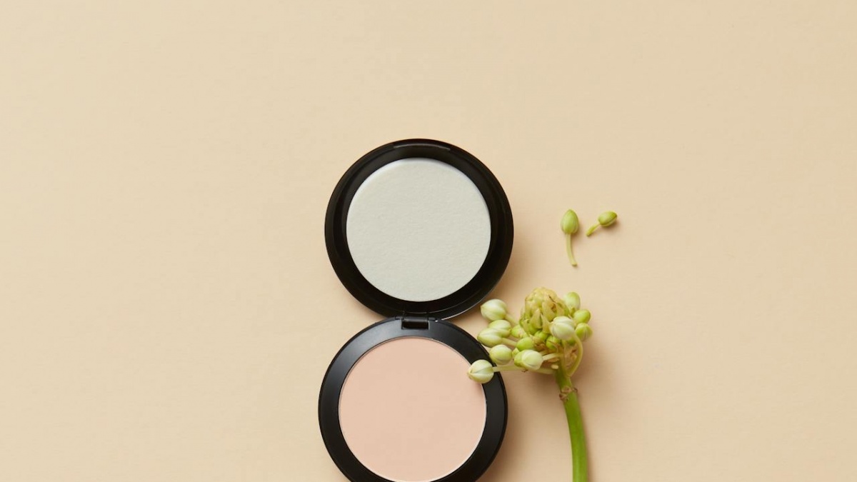 Perbedaan Two Way Cake vs Compact Powder vs Loose Powder, Mana yang Sesuai Jenis Kulitmu?