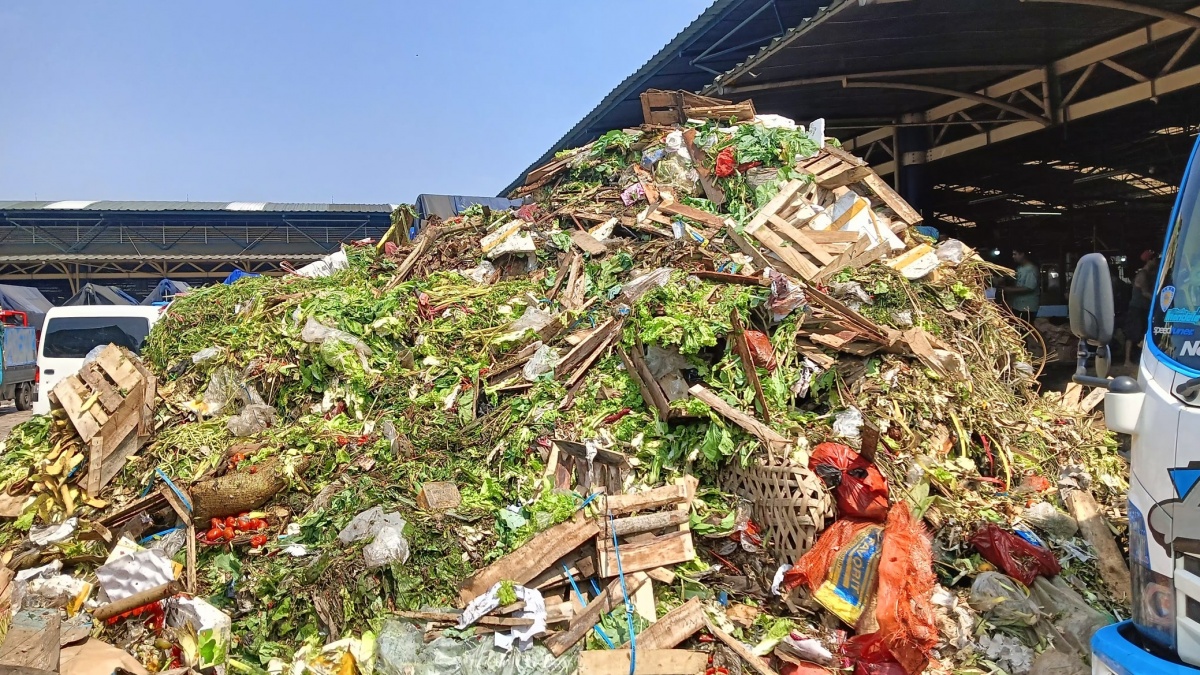 Sampah Setinggi 6 Meter di Pasar Induk Kramat Jati Berhasil Dibersihkan