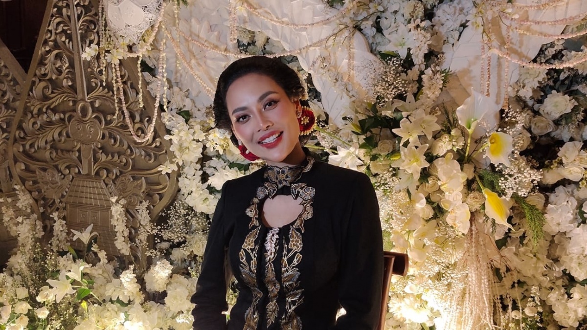 Erika Carlina Sewa Pawang Hujan di Acara Tedak Siten Putranya: Percaya Enggak Percaya