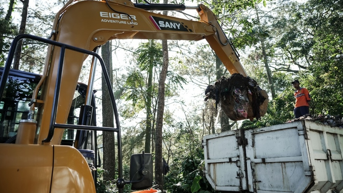 Merawat Alam dari Hulu, Eiger Adventure Land Angkat 6 Ton Sampah di Puncak