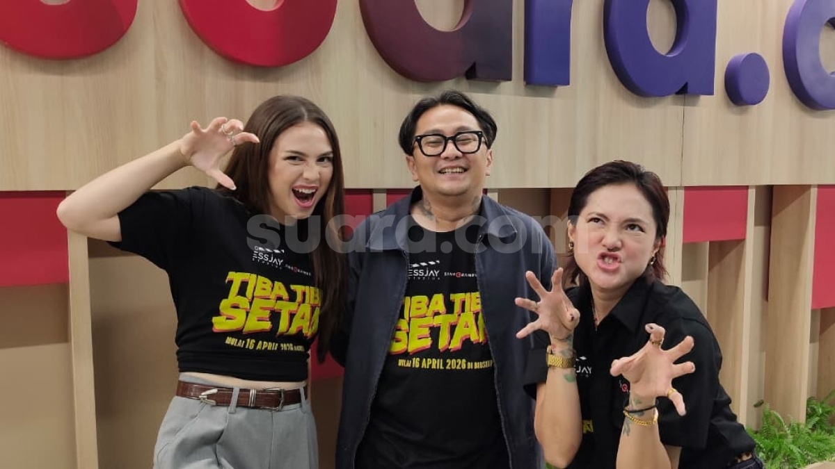 Kupas Tuntas Film Tiba-Tiba Setan, Peran Unik Poppy Sovia hingga Hadirnya Bule Kesurupan