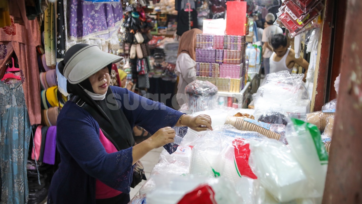 Harga Plastik Melonjak Hingga 80 Persen, Gubernur Pramono Ajak UMKM Kembali ke Daun Pisang