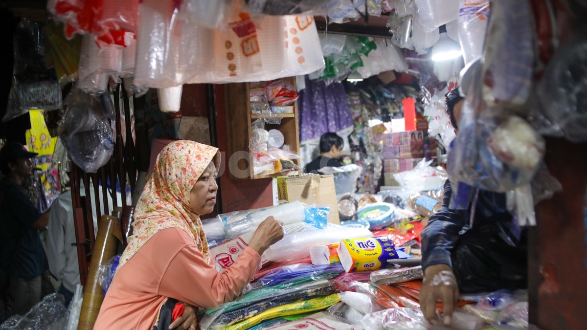 Imbas Konflik Timur Tengah: Harga Plastik di Jakarta Melonjak 40 Persen, Penjual Makanan Menjerit!