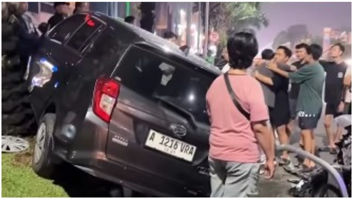 Petaka Parkir di Bahu Jalan! Sigra 'Nangkring' di Pembatas Jalan Usai Dihantam Fortuner di Tangerang