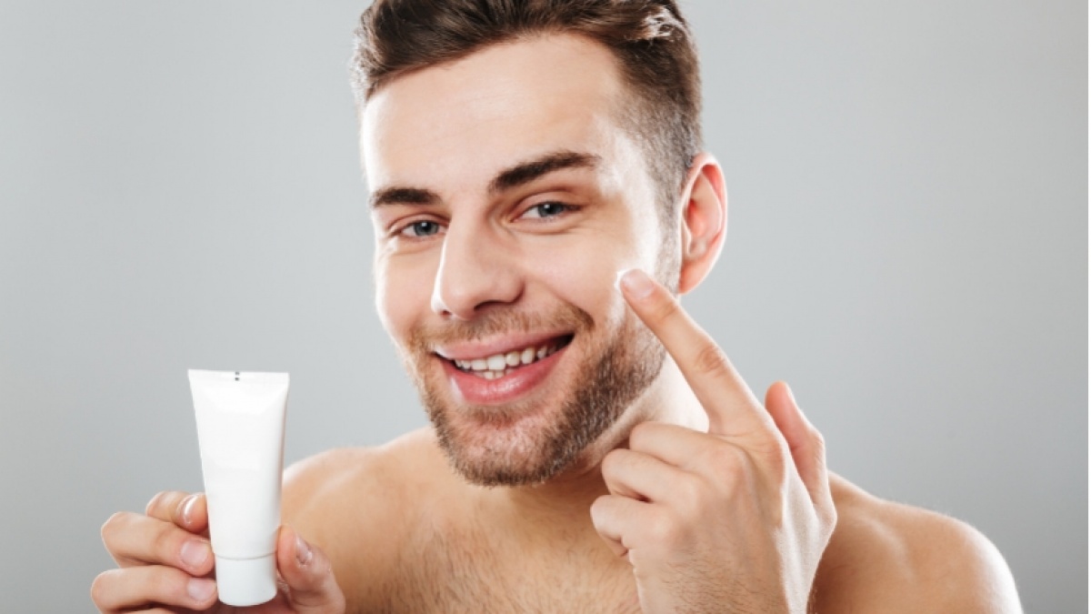 7 Sunscreen untuk Pria Terbaik Anti Whitecast, Wajah Natural Tanpa Belang