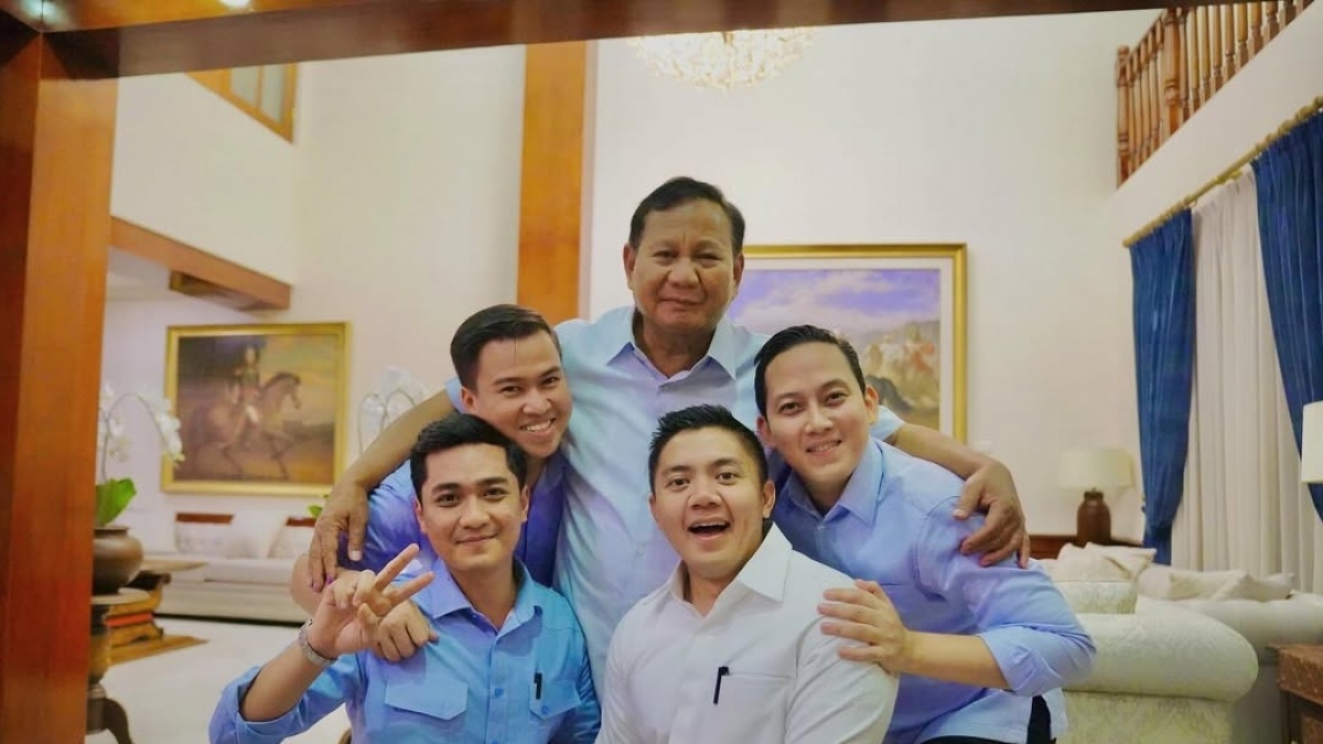 Prabowo Beri Kejutan Ulang Tahun Seskab Teddy di Paris, Netizen: Berasa Drama Kerajaan