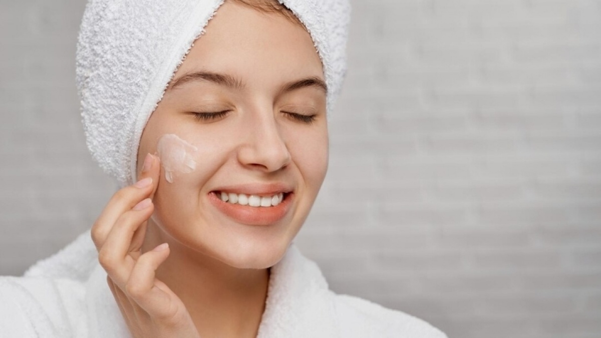 Kesalahan Pakai Day Cream Menurut Dokter yang Bikin Wajah Tetap Kusam