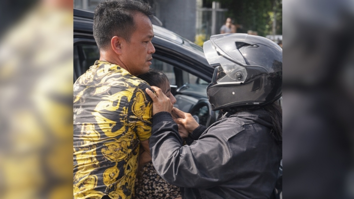 Viral Ibu-Ibu Labrak Selingkuhan Suami, Paksa Keluar Mobil hingga Tersungkur ke Aspal