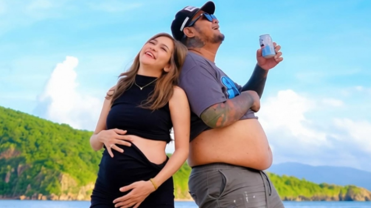 Tak Tutupi Kehamilan Menantu, Eva Manurung Ungkap Jenis Kelamin Calon Anak Virgoun