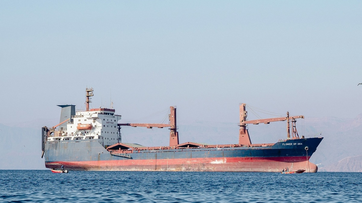 Perang AS-Iran: 6 Juta Barel Lolos dari Selat Hormuz, Harga Minyak Turun