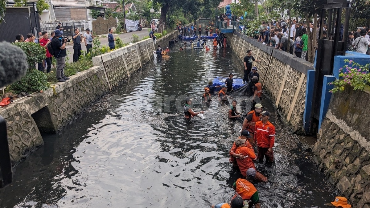 Berburu Cuan dari Hama, Petugas PPSU Dibayar Rp5.000 Tiap Tangkap Sekilo Ikan Sapu-sapu