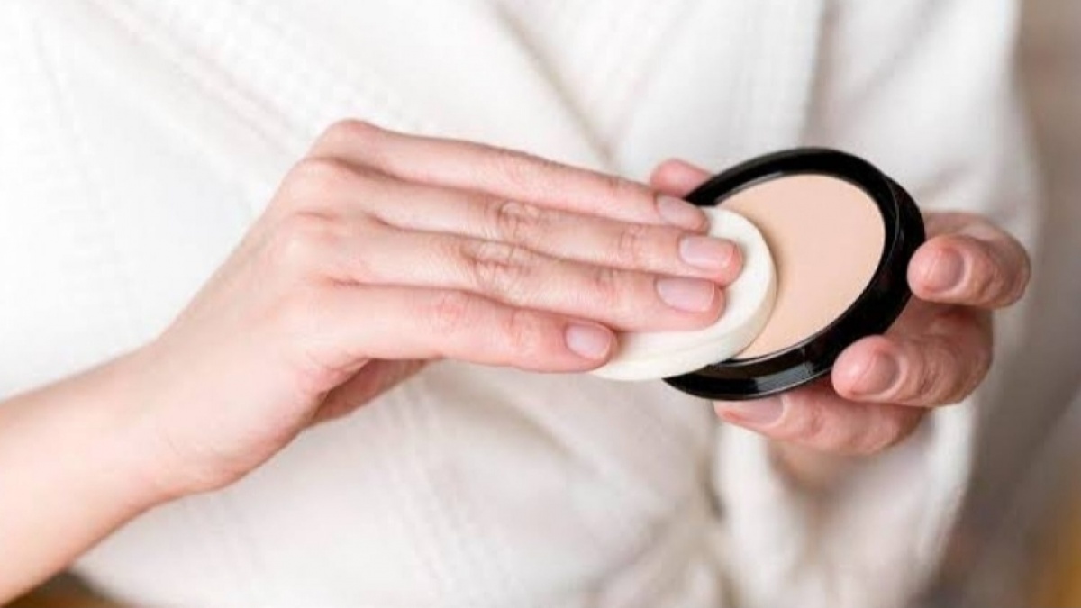 7 Bedak Compact Powder Anti Luntur Bikin Glowing Seharian, Cocok Buat Kegiatan Outdoor