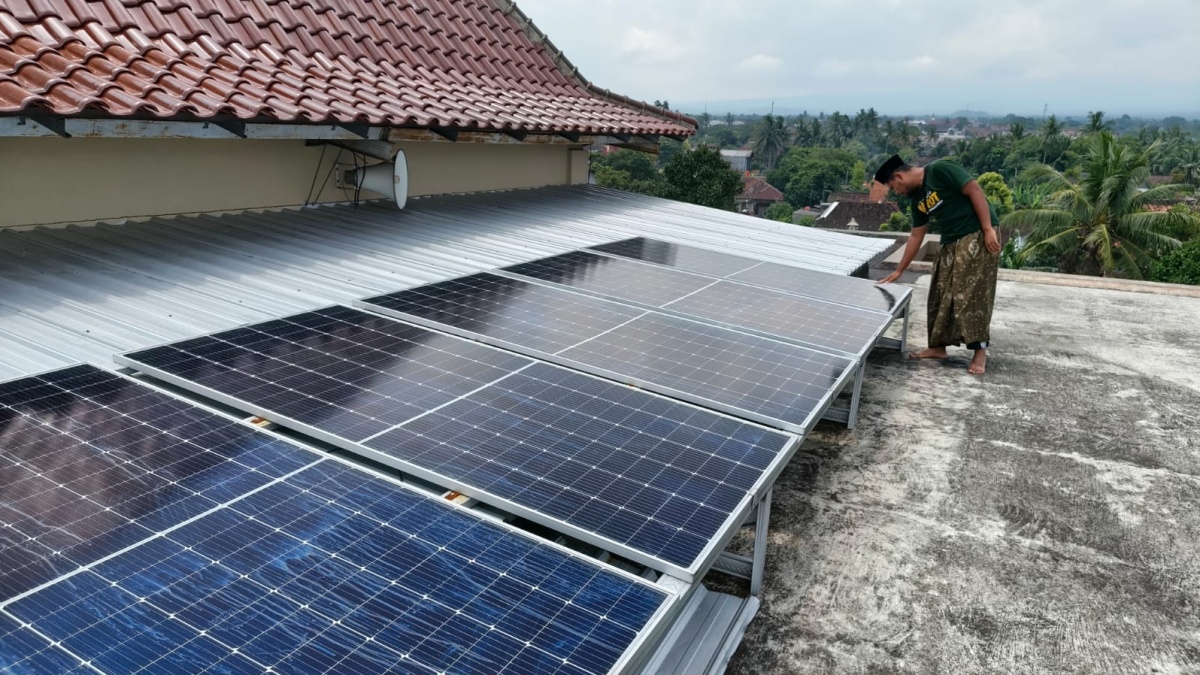 Menangkap Matahari Mengubahnya Jadi Listrik, Kisah Masjid Mujahidin Menuju Energi Bersih