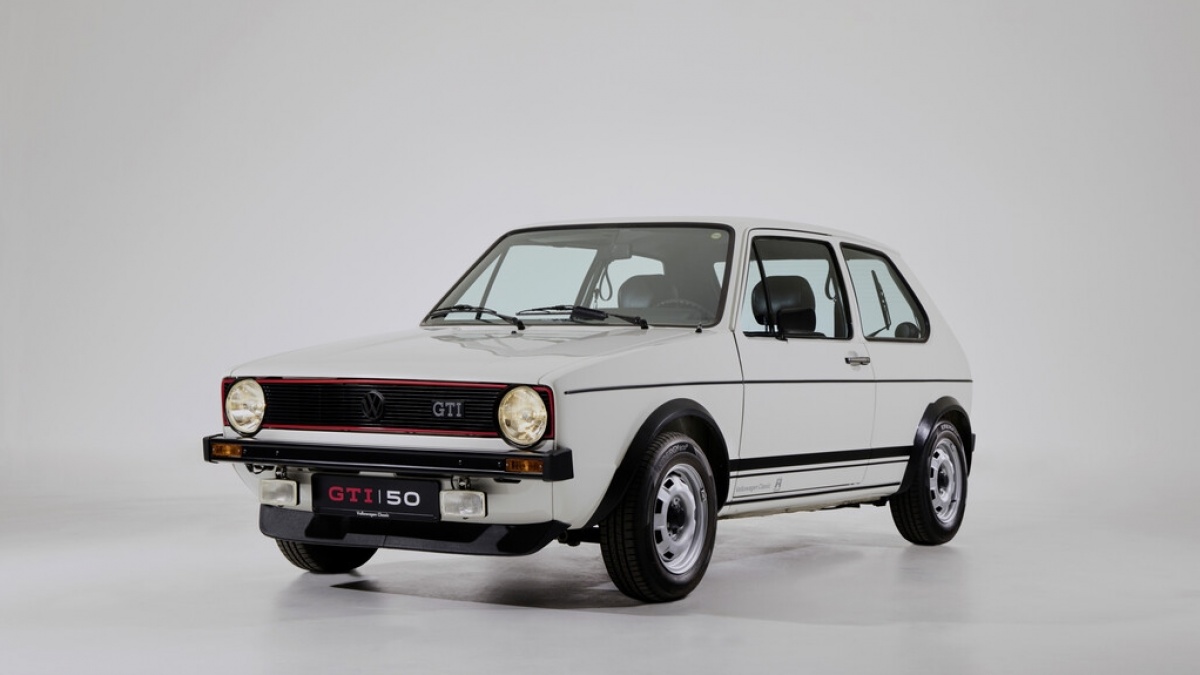 Volkswagen Golf GTI Rayakan Perjalanan 50 Tahun Sang Legenda Hot Hatch Dunia