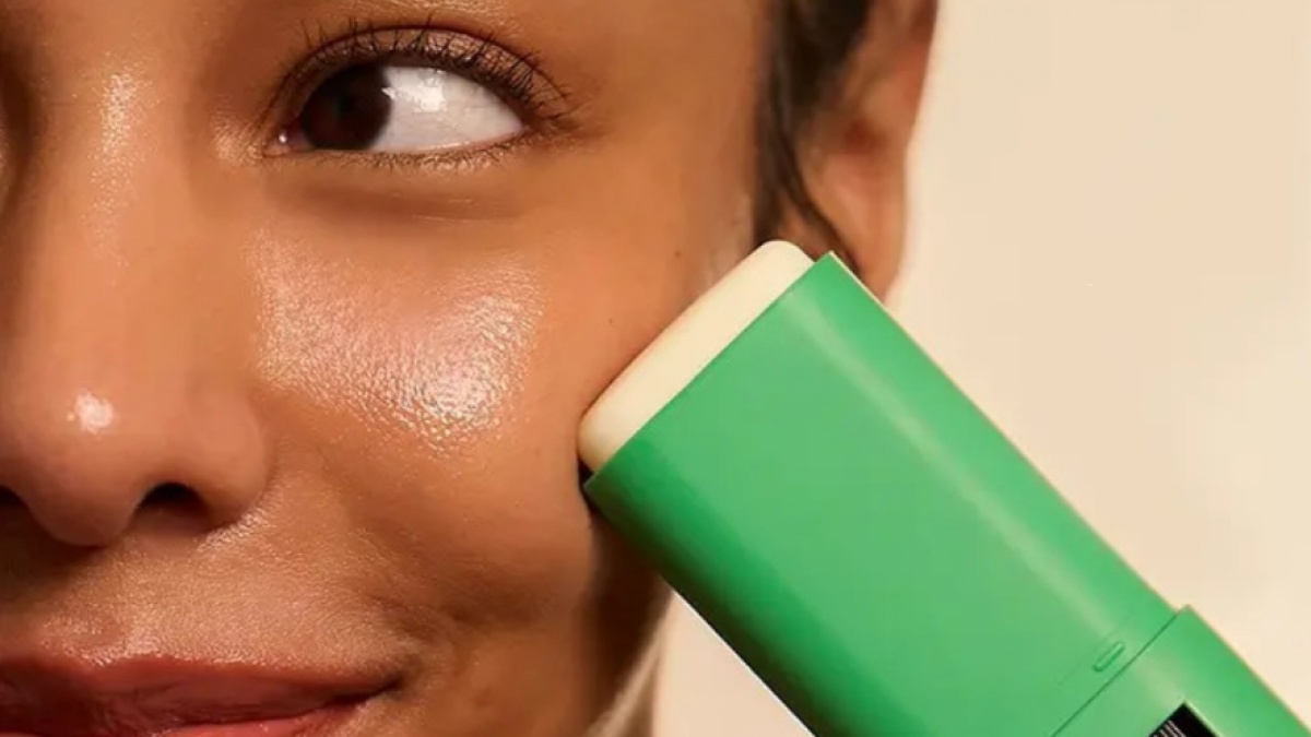 7 Sunscreen Stick Non-Comedogenic yang Nyaman untuk Kulit Berminyak dan Rentan Jerawat