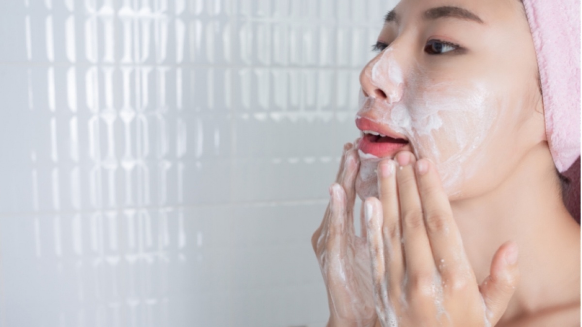 7 Cara Menggunakan Facial Wash agar Kulit Bersih Tanpa Merusak Skin Barrier