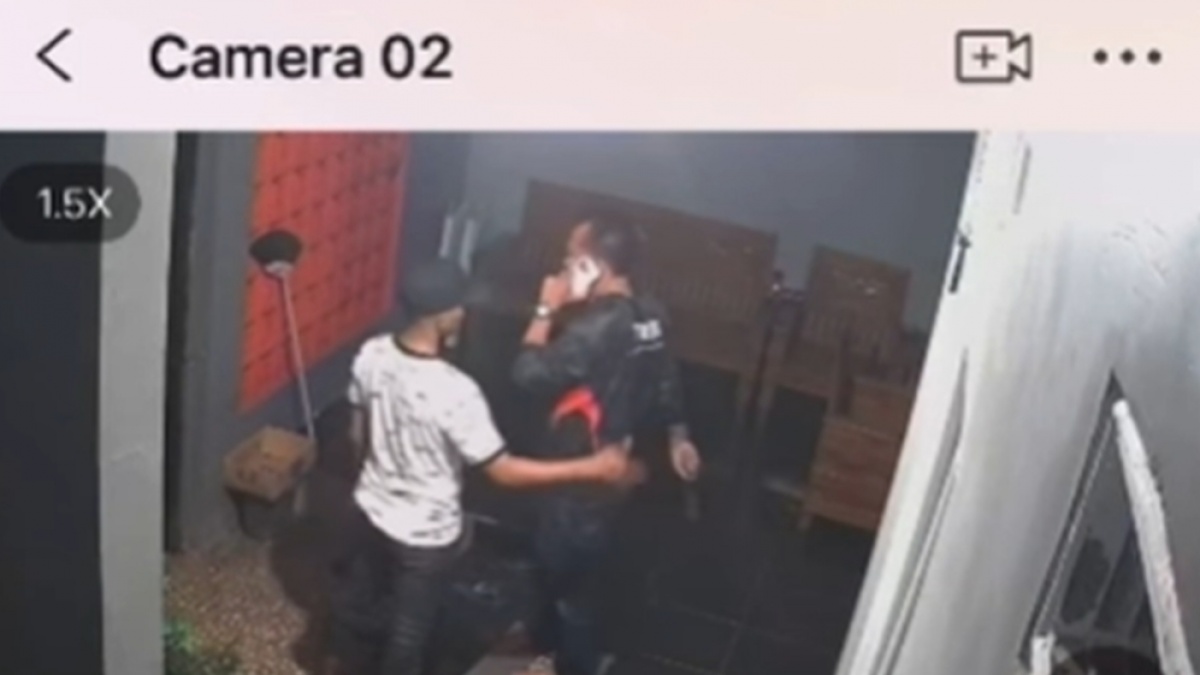 Viral! Oknum TNI AD Diduga Teror Warga di Malang, Bawa Parang dan Terekam CCTV