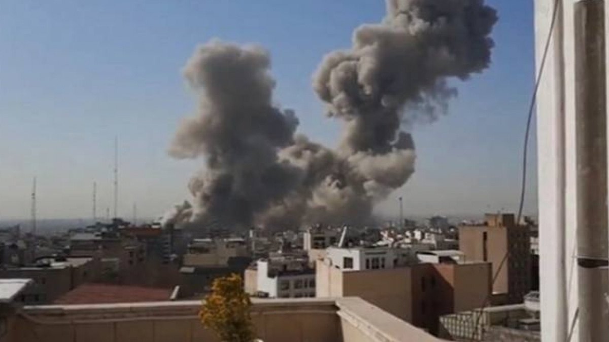 Israel Balas Serang Iran, Ledakan Guncang Teheran