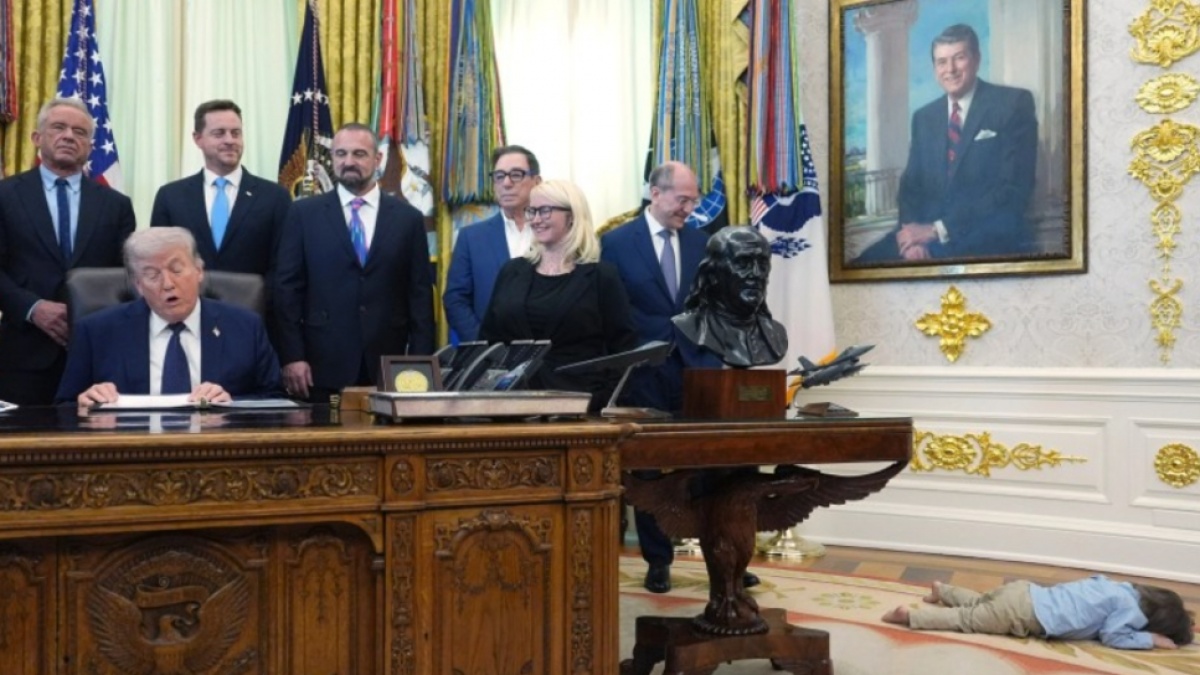 Ekspresi Trump Lihat Bocah Nyeker dan Tidur Santai di Ruang Oval, Anak Siapa Tuh?