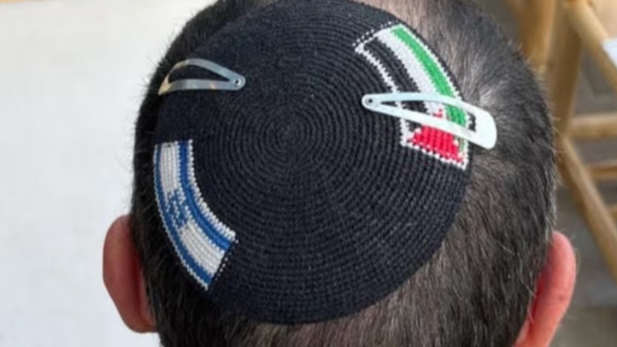 Pria Yahudi Ditangkap karena Pakai Kippah Bergambar Bendera Israel dan Palestina