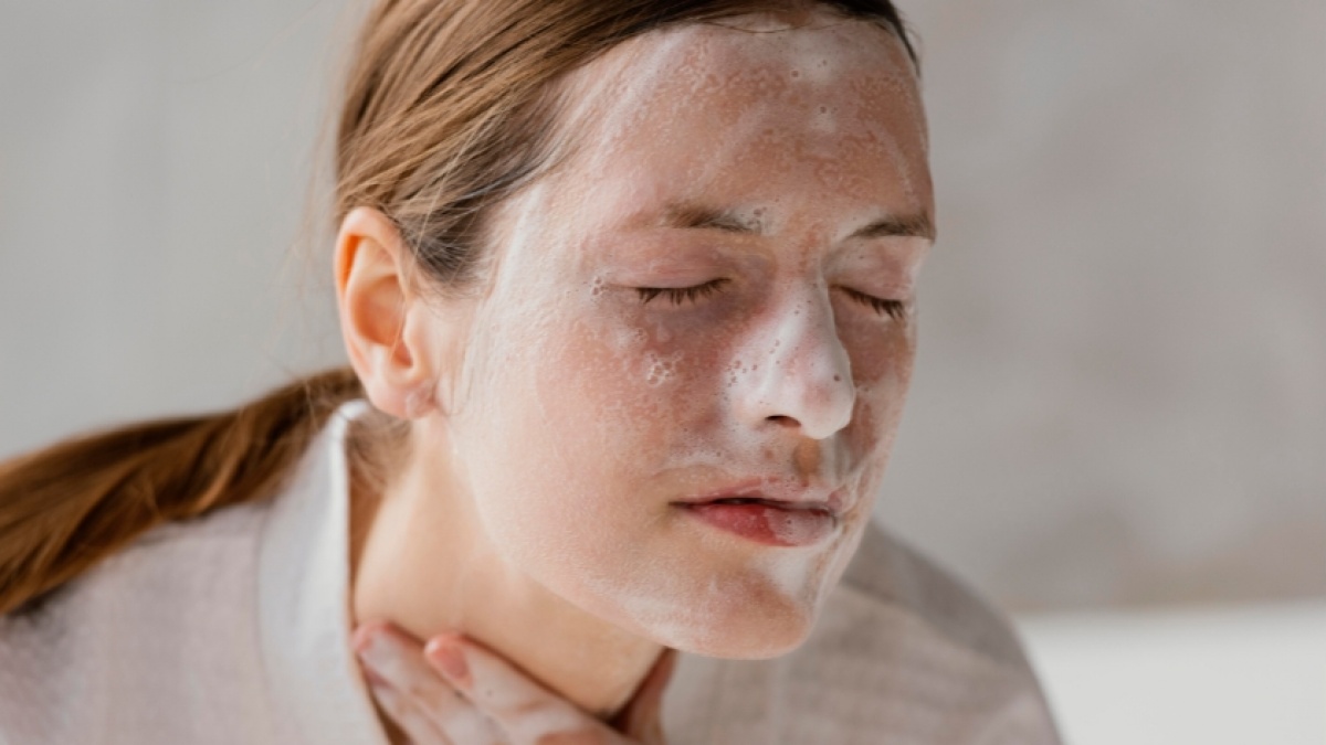 5 Cara Membersihkan Sisa Sunscreen Waterproof dengan Sabun Cuci Muka Biasa
