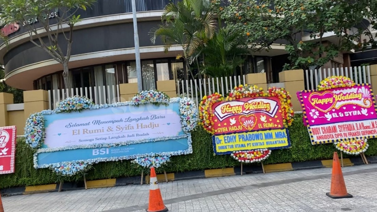 Banjir Karangan Bunga Pejabat, Begini Suasana Jelang Akad Nikah El Rumi dan Syifa Hadju