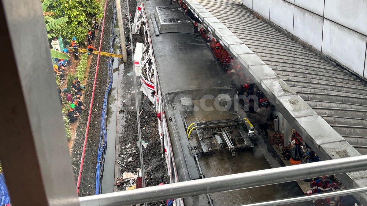Penampakan Pagi di Bekasi Timur: Lokomotif KA Argo Bromo Mulai Dipisahkan dari KRL
