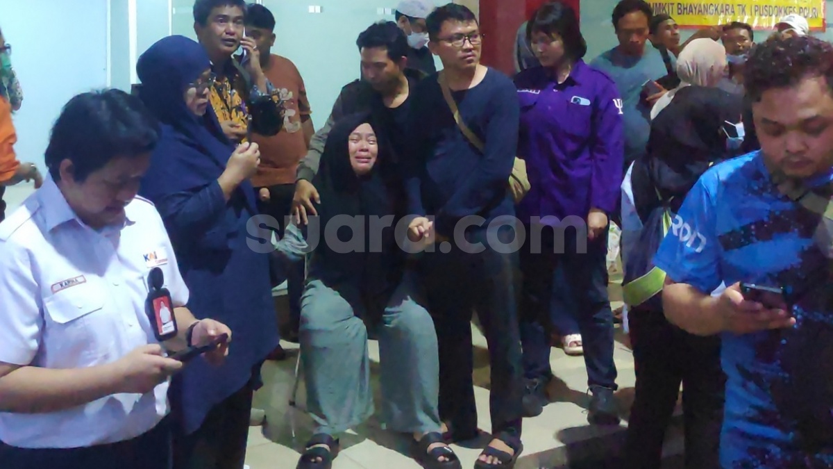 Tangis Keluarga Pecah Saat 10 Jenazah Korban Kecelakaan KRL Dipulangkan dari RS Polri