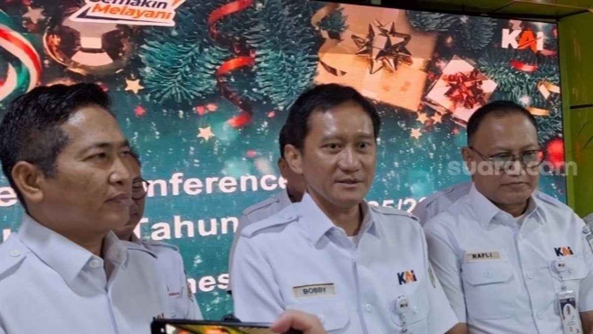 Potret Dirut KAI Bobby Rasyidin Terduduk Lesu di Depan Kereta Ringsek Bikin Pilu