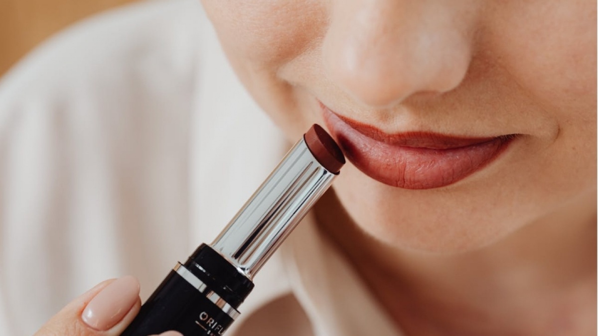 5 Pilihan Lipstik Cokelat yang Bikin Kulit Sawo Matang Terlihat Makin Elegan dan Eksotis