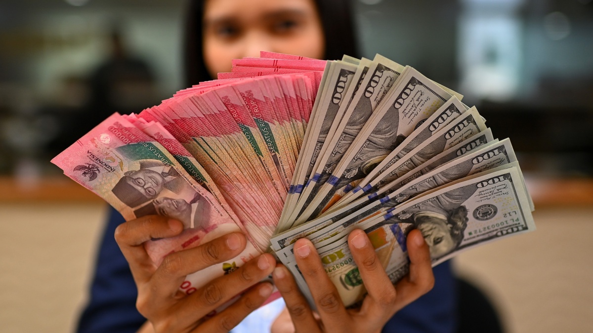 Rupiah Keok Lawan Dolar AS Pagi Ini, Jadi Mata Uang Paling Loyo di Asia