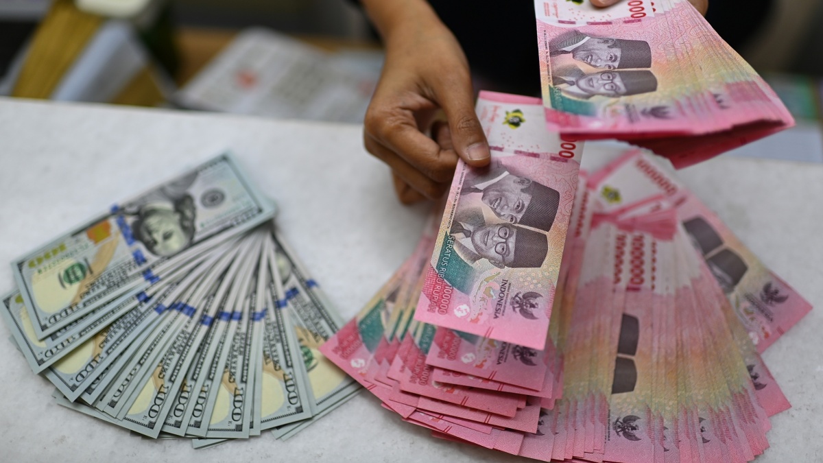 Ketidakpastian Kebijakan Pemerintah Seret Rupiah Semakin Melemah