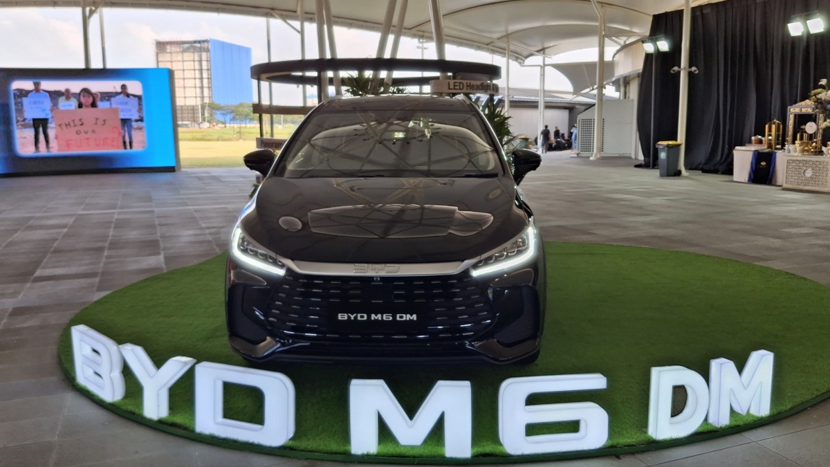 BYD M6 DM Resmi Diperkenalkan di Indonesia Tanpa Umumkan Harga