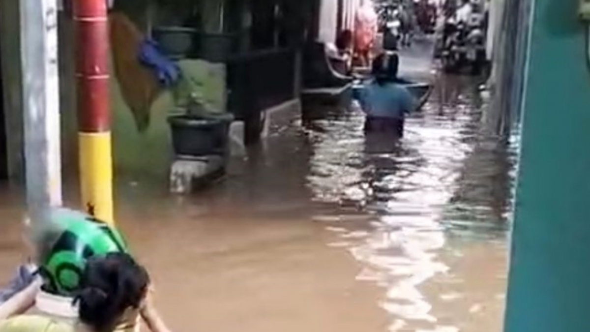 Kebon Pala Kembali Terendam Banjir 1,4 Meter, Warga Pilih Bertahan di Lantai Dua