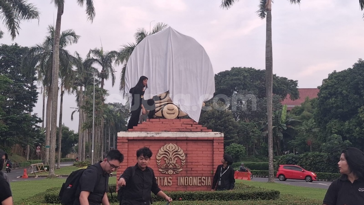 Buat 'Makam Reformasi', Mahasiswa UI Tutup Logo Makara dengan Kain Putih
