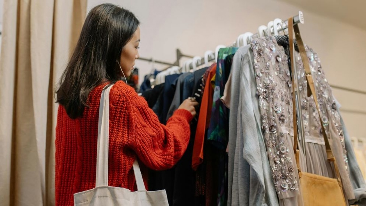 Mimpi Membeli Baju Baru Artinya Apa? Cek Macam-Macam Maknanya