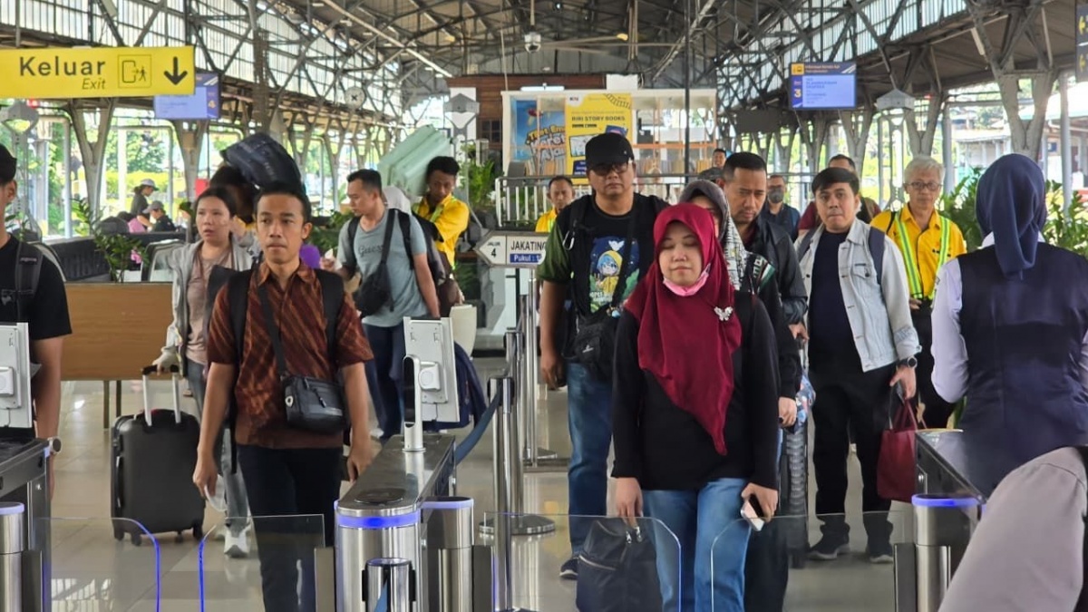 Pasar Senen Membeludak! 38 Ribu Warga Jakarta Serbu Kereta Api Demi Rayakan Iduladha di Kampung