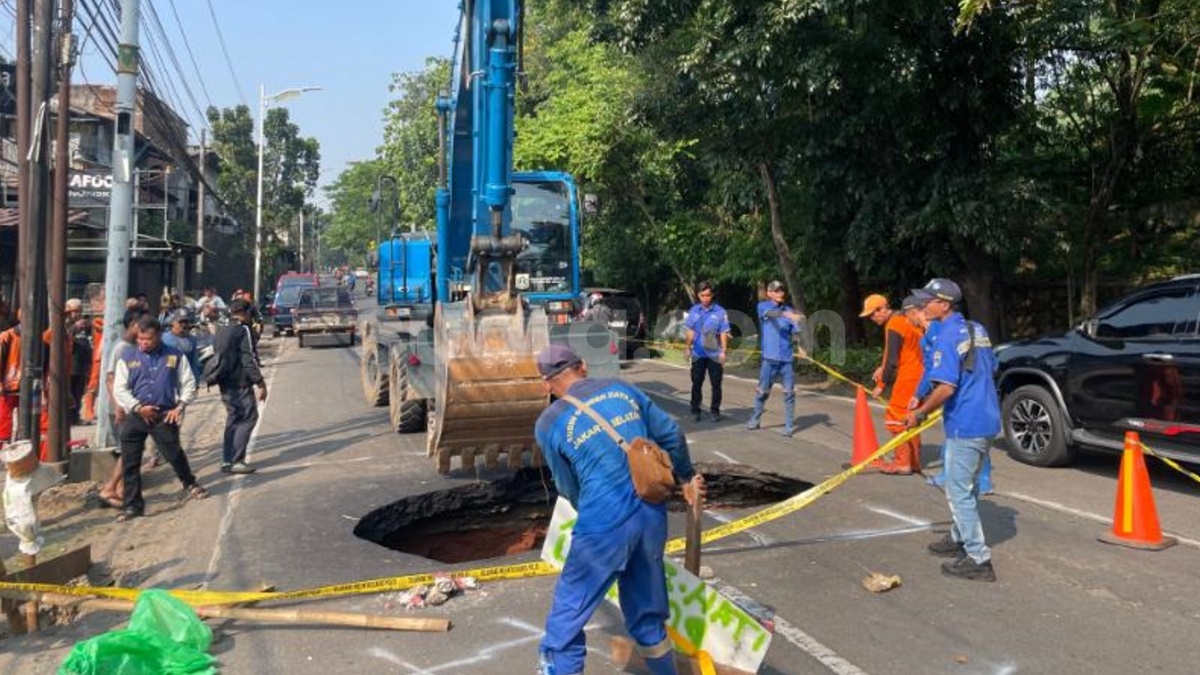 Di Balik Amblesnya Jalan Lenteng Agung, Ada Rongga Tersembunyi yang Sudah Mengintai