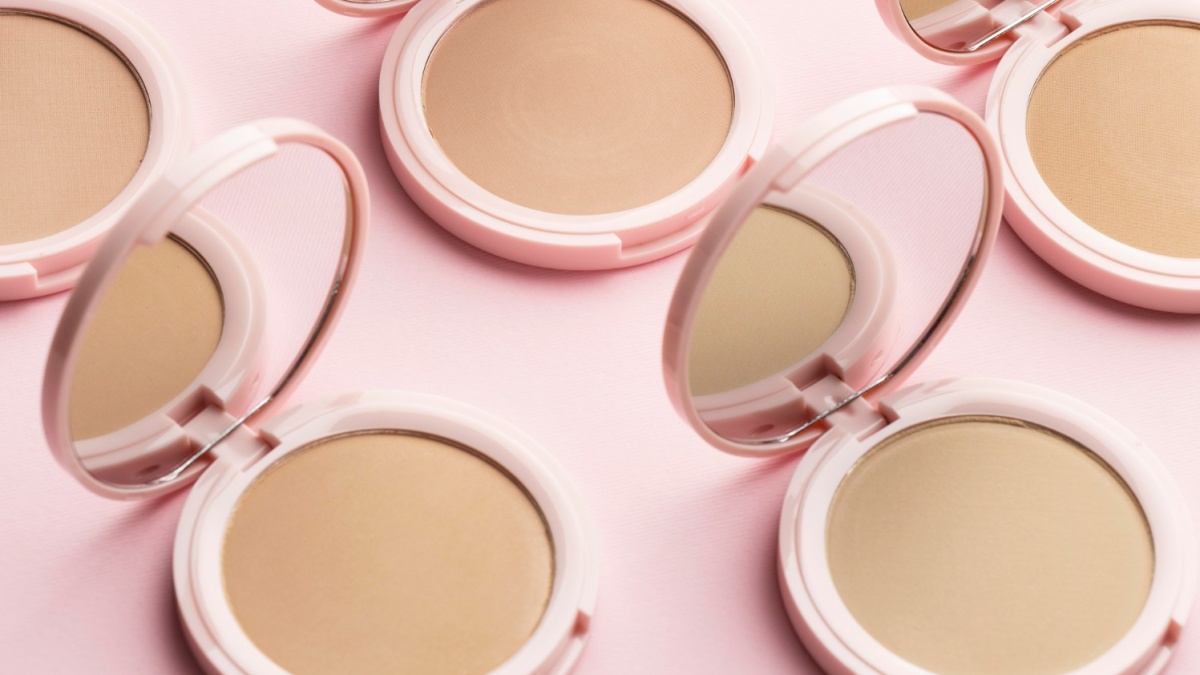 5 Bedak Padat Natural yang Menyatu dengan Warna Kulit, Hasil Flawless Tanpa Belang