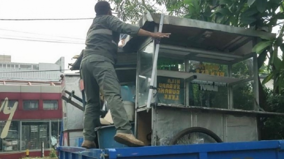 Bersih-Bersih Blok M, 5 Gerobak dan 4 Boks Minuman Disita dari 9 PKL