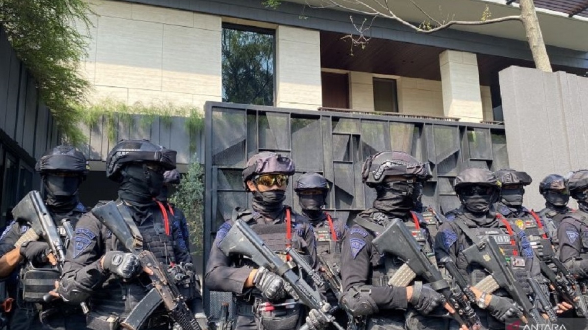 Dijaga Ketat Brimob! KPK Bawa Koper Usai Geledah Rumah Silmy Karim di Kebayoran Baru