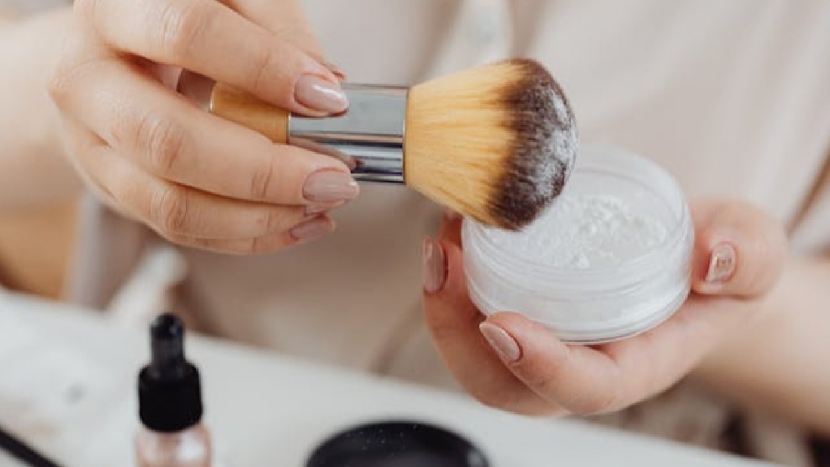 7 Bedak Tabur Lokal yang Bagus untuk Makeup Sehari-hari, Hasil Halus dan Tahan Lama