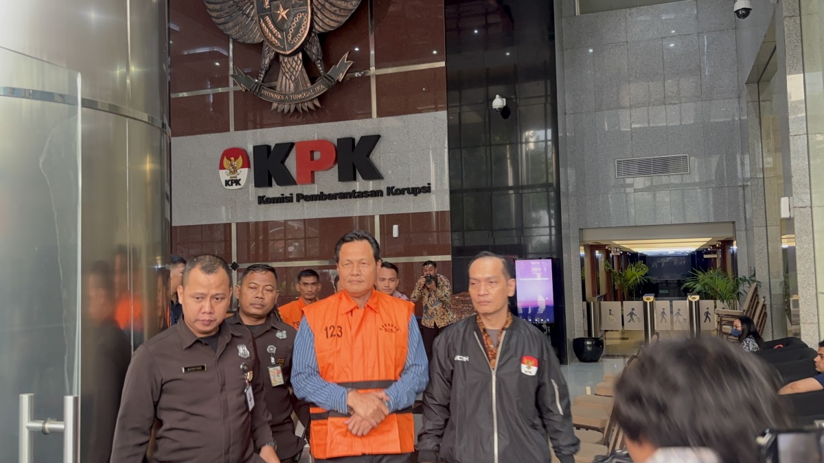 Bupati Muara Enim Resmi Pakai Rompi Oranye KPK
