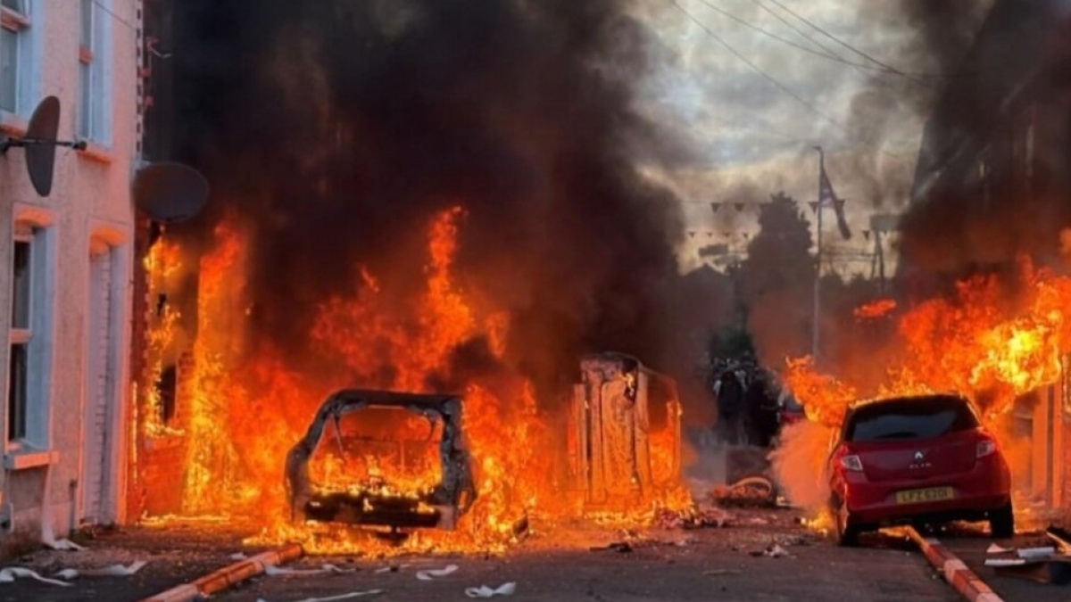 Belfast Membara! Kerusuhan Anti-Imigran Meledak, Rumah dan Bus Dibakar Massa