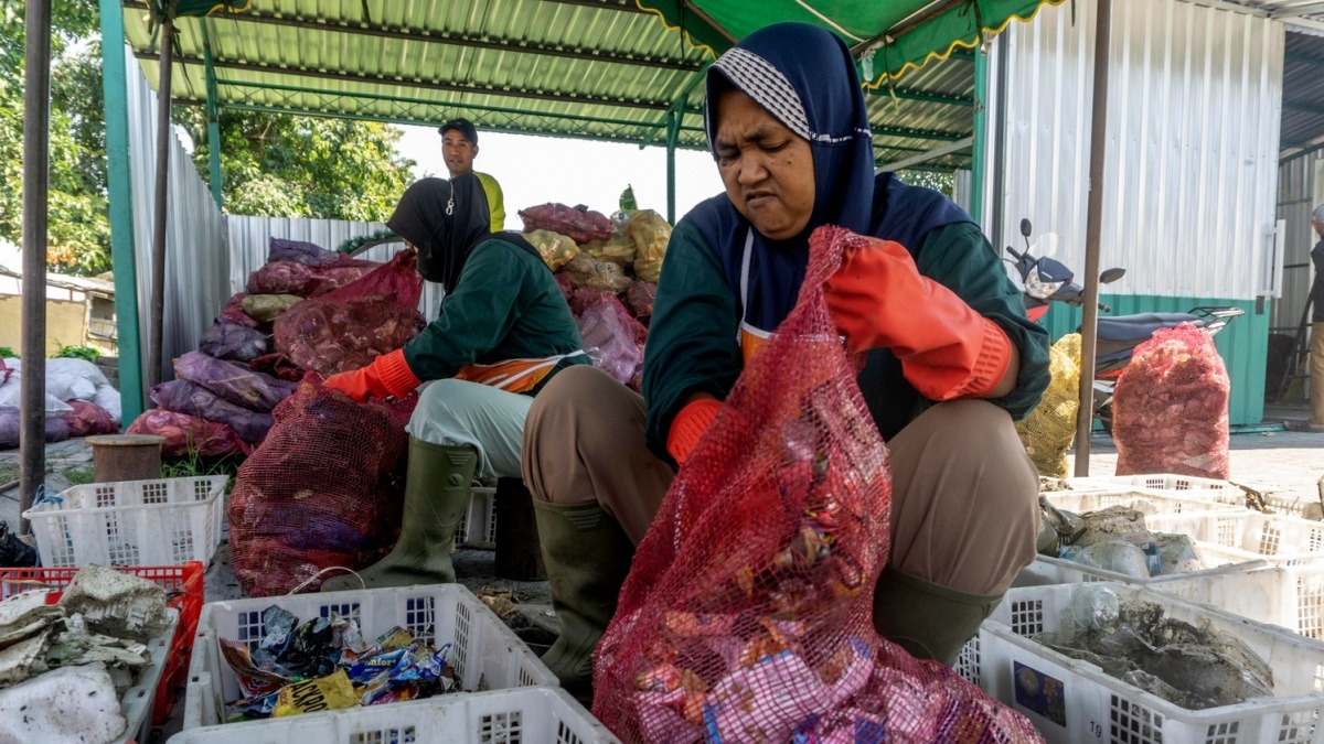 Surabaya Jadi Percontohan Nasional Program Indonesia-UEA Cegah Sampah Plastik ke Laut