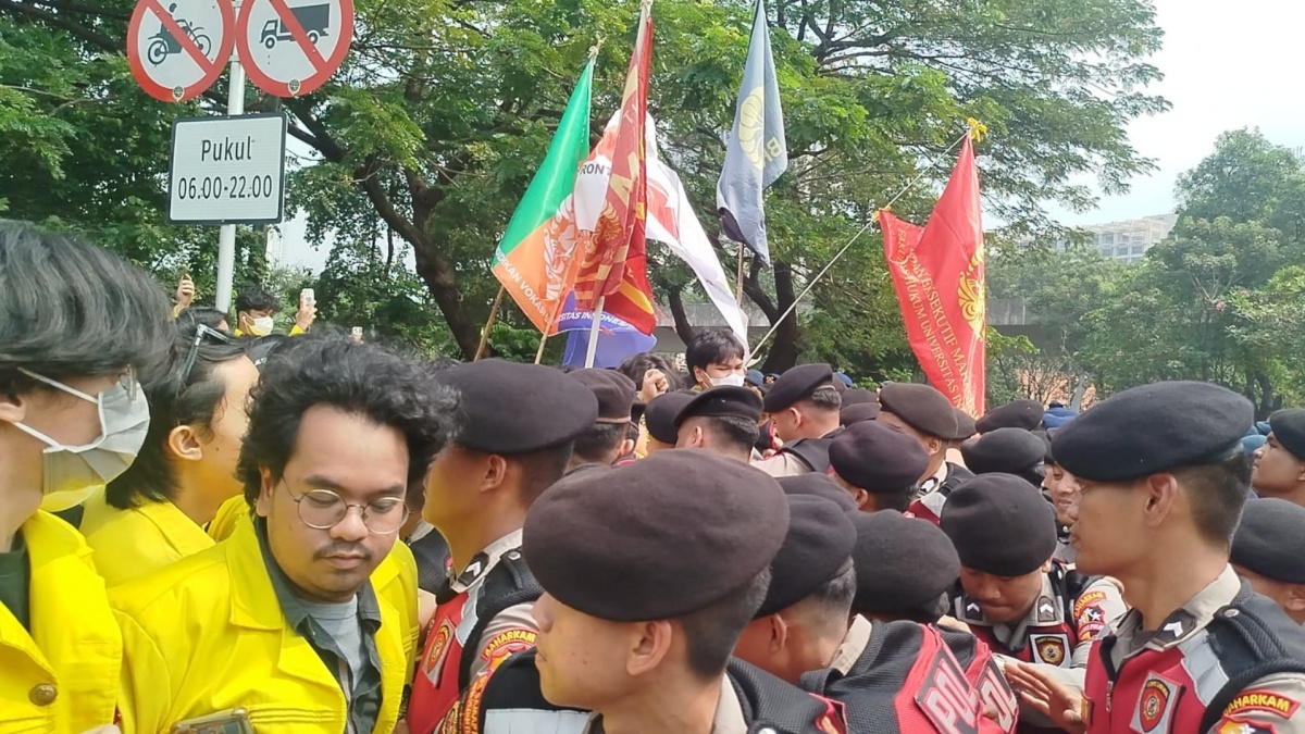 Demo Mahasiswa Bukan Ancaman: Tarik Militer, Jangan Ada Tameng dan Pentungan