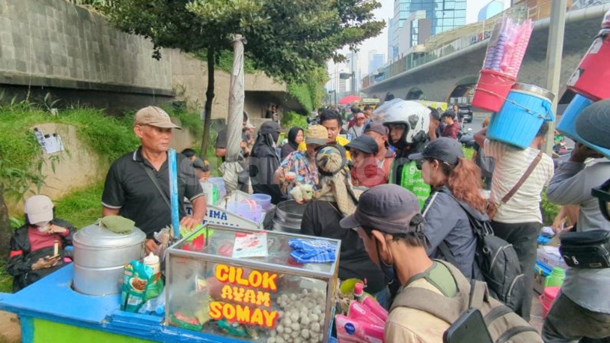 Kisah Ade dan Obed, PKL yang Ketiban Rezeki Nomplok di Tengah Riuhnya Demo Mahasiswa di Bundaran HI