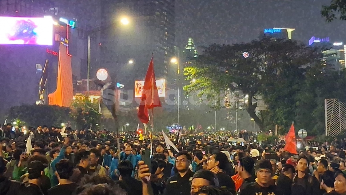 Thamrin Lumpuh Total, Massa Aksi Mengular hingga Dukuh Atas Hingga Jumat Malam