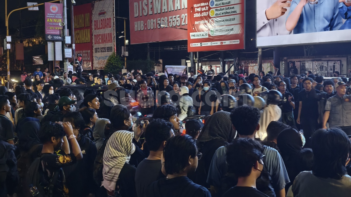 Massa Bertahan di Gejayan Meski Aksi Selesai, Bunyi Klakson - Seruan Turunkan Prabowo Terus Menggema